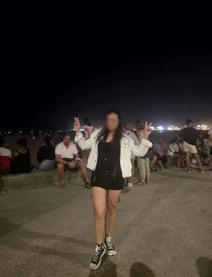 Manuela, 37